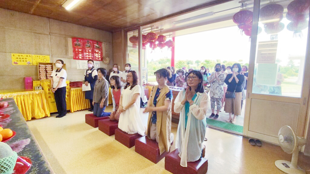 世華日本分會會長錢妙玲（前排左3）帶領世華姊妹一同參拜